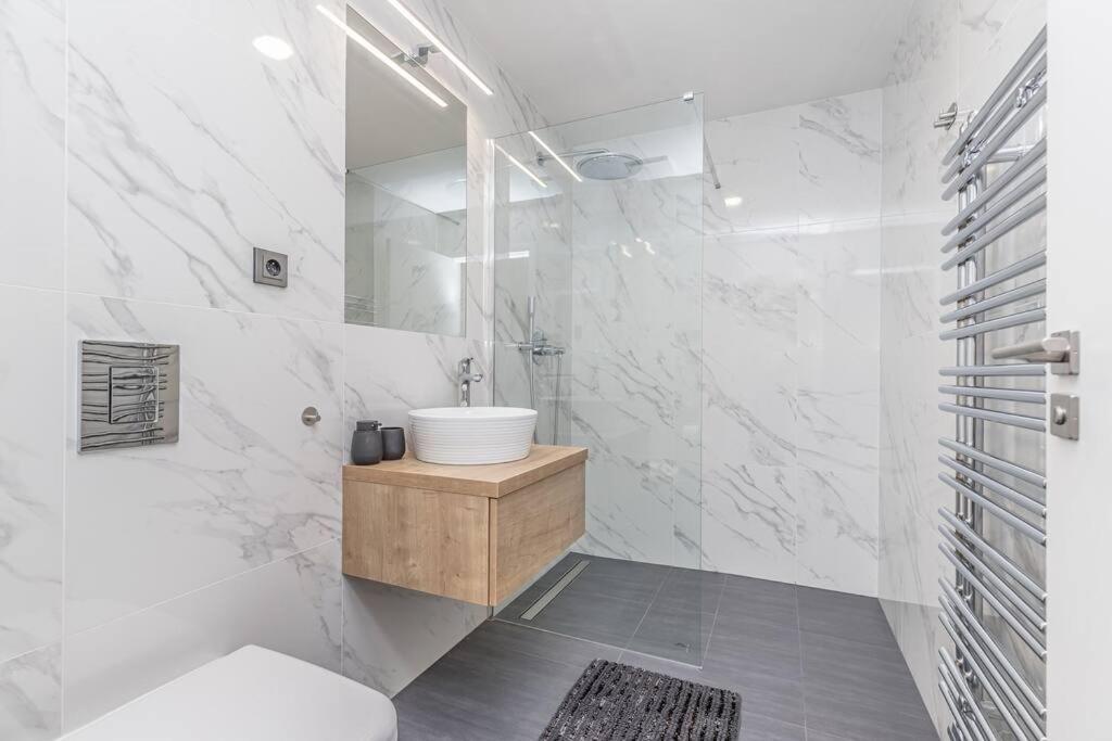 Cozy Quiet New Apartment In Karlin Square Prague Ngoại thất bức ảnh