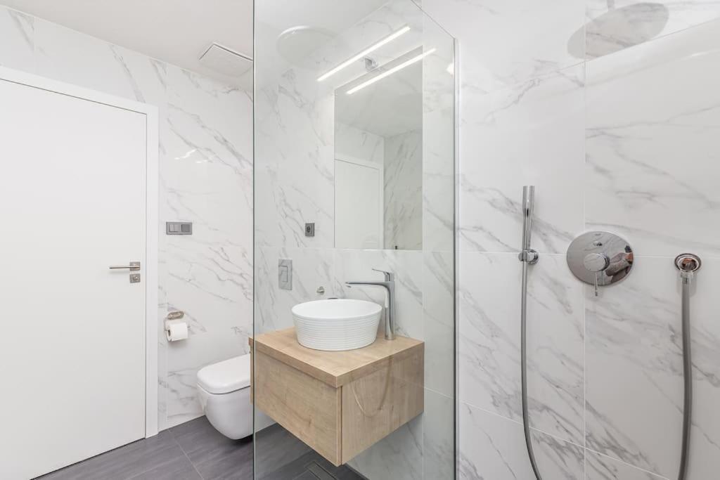 Cozy Quiet New Apartment In Karlin Square Prague Ngoại thất bức ảnh