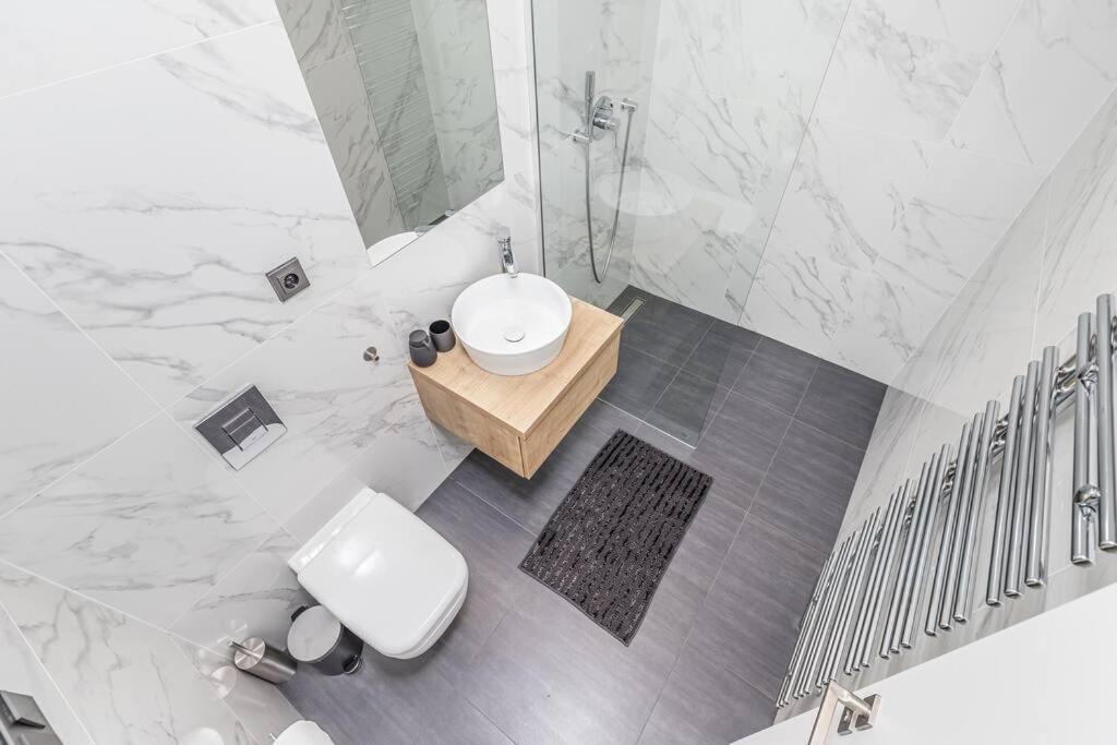 Cozy Quiet New Apartment In Karlin Square Prague Ngoại thất bức ảnh